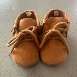 Baby Gap suede dessert camel fringe lace up moccasin booties size 6-12 months